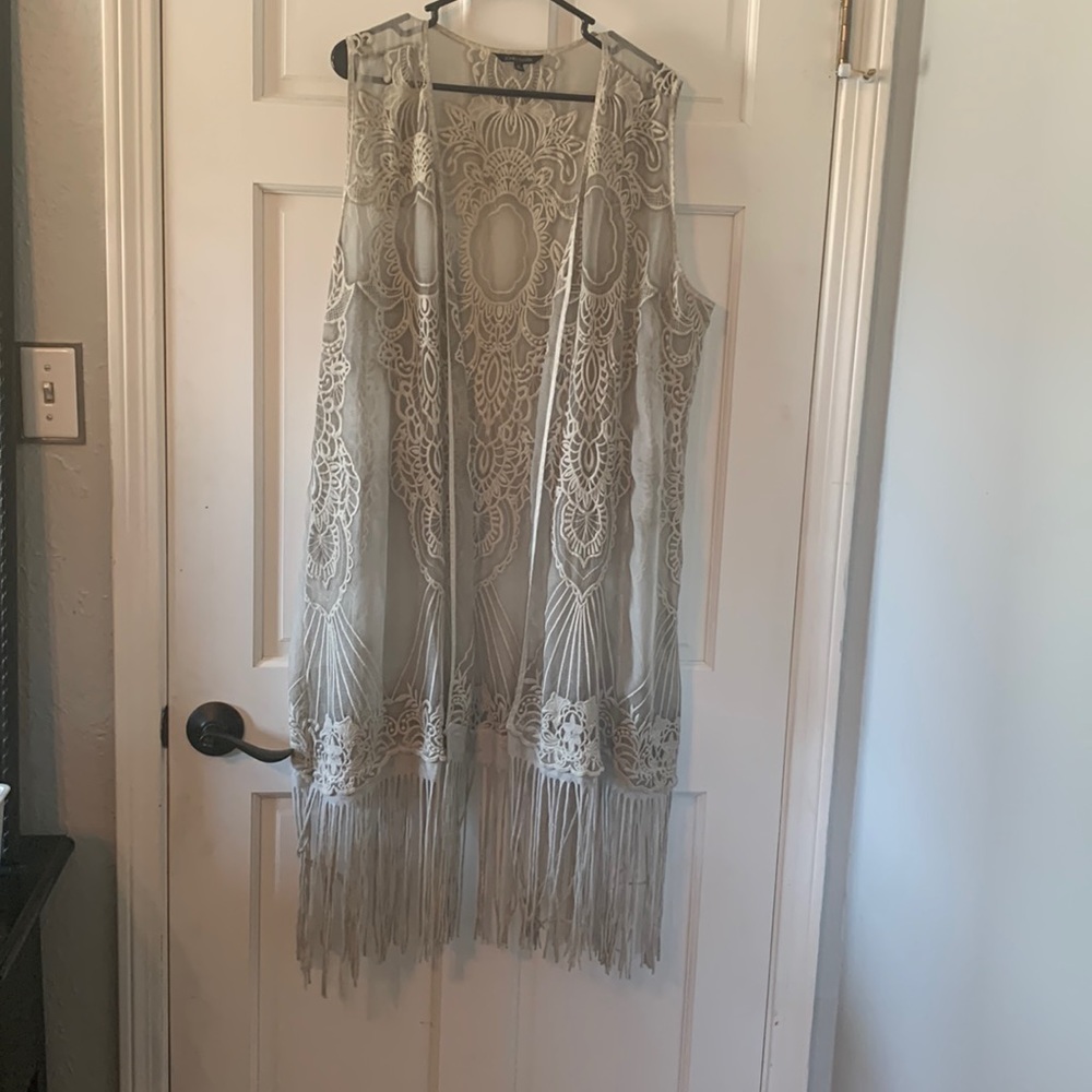 Sleeveless lace kimono with fridge detailing Size XL